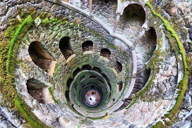 Vue d'en haut du puits du palais Sintra