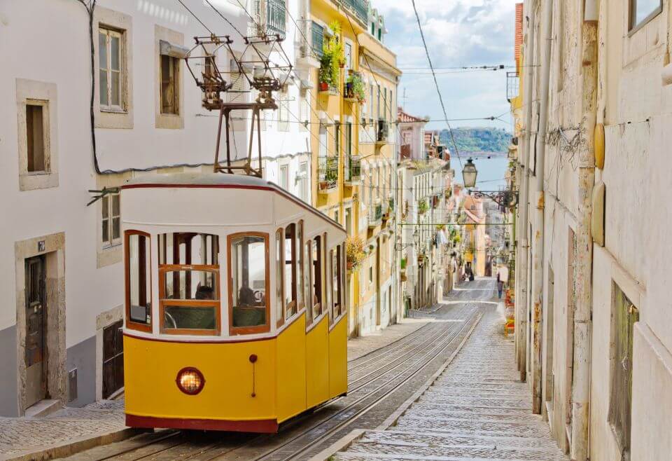 tram 28 sur les collines de Lisbonne