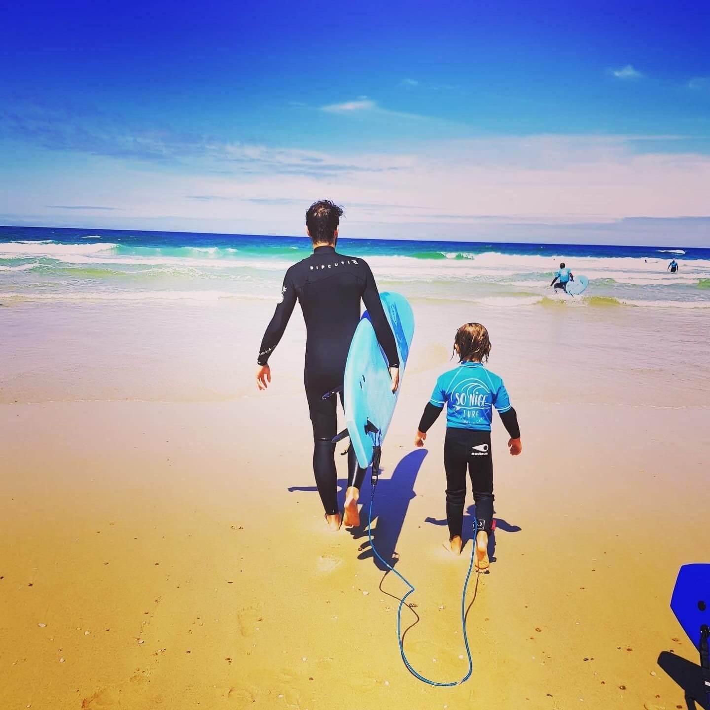 Père et fils en cours de surf